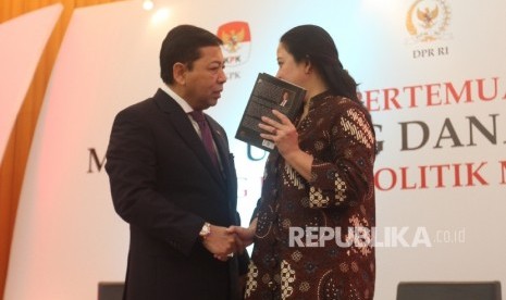 Menko PMK Puan Maharani (kanan) berbincang bersama Ketua Umum Partai Golkar, Setya Novanto (kiri) saat menghadiri pertemuan nasional bertajuk 'Menata Ulang Dana Politik di Indonesia: Peluang Dana Politik Melalui Anggaran Negara' di kantir BPK RI, Jakarta, 