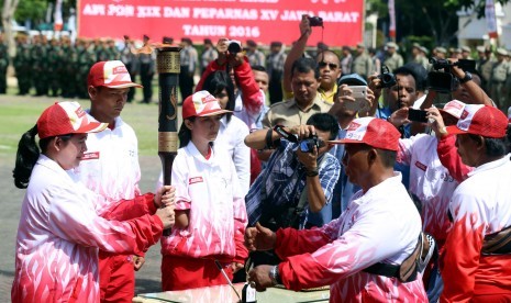 Menteri Koordinator bidang Pembangunan Manusia dan Kebudayaan, Puan Maharani, saat memimpin Upacara Pengambilan Api PON ke-19 dan Peparnas ke-15 di Lapangan Pendopo Kabupaten Indramayu, Senin (6/9). 