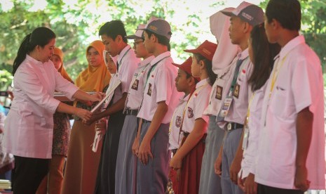 Menteri Koordinator Bidang Pembangunan Manusia dan Kebudayaan Puan Maharani secara simbolis memberikan Kartu Indonesia Pintar (KIP) kepada pelajar pada Pencanangan Program Revitalisasi Sekolah Menengah Kejuruan (SMK) di Stadion Manahan, Solo, Jawa Tengah, Jumat (26/5). Pada hari ini, KIP dibagikan di Sumatra Barat.