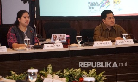 Menteri Koordinator Bidang Pembangunan Manusia dan Kebudayaan Puan Maharani (kiri) didampingi Ketua Komite Olimpiade Indonesia (KOI) Erick Thohir (kanan) saat mengelar rapat tertutup persiapan SEA Games 2017 Kuala Lumpur di Jakarta, Jumat (14/7). 