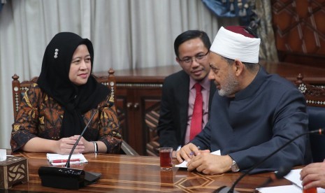 Menteri Koordinator Bidang Pembangunan Manusia dan Kebudayaan Puan Maharani bertemu Grand Sheikh Al-Azhar, Mesir Ahmad Mohamad Ath-Tayeb di Kairo, Mesir, Kamis (26/4).