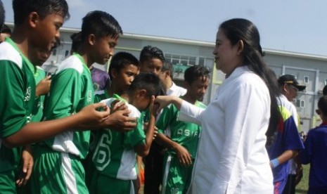 Menteri Koordinator Bidang Pembangunan Manusia dan Kebudayaan, Puan Maharani bersalaman dengan peserta dalam pembukaan Gala Siswa Indonesia di Lapangan Asifa, Malang, Jawa Timur, Sabtu (12/5).