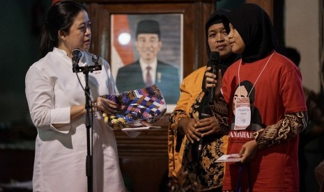 Menteri Koordinator Bidang Pembangunan Manusia dan Kebudayaan Puan Maharani (kiri) berbincang dengan perwakilan masyarakat yang mendapatkan paket bantuan pada kunjungan kerja di Pendopo Kabupaten Banyumas, Jateng, Sabtu (9/2/2019).