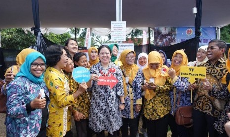 Menteri Koordinator Bidang Pembangunan Manusia dan Kebudayaan Republik Indonesia Puan Maharani saat mendeklarasikan Kebangkitan Lansia.