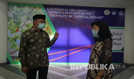 Menteri Koordinator Bidang Pemberdayaan Manusia dan Kebudayaan (PMK) Muhadjir Effendy (kiri) berbincang dengan Direktur Institute of Tropical Disease (ITD) Universitas Airlangga Maria Inge Lucida (kanan) saat berkunjung ke Surabaya, Jawa Timur, Selasa (16/6/2020). Kunjungan Menko PMK tersebut untuk mendukung dan menawarkan bantuan dalam upaya penanganan COVID-19 serta riset untuk pembuatan vaksinnya. 