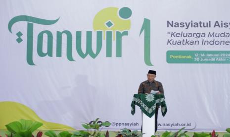 Menteri Koordinator bidang Pemberdayaan Manusia dan Kebudayaan RI, Muhadjir Effendy, saat memberikan ceramah umum dalam agenda Tanwir I Nasyiatul Aisyiyah di Pontianak, Sabtu (13/1/2024).