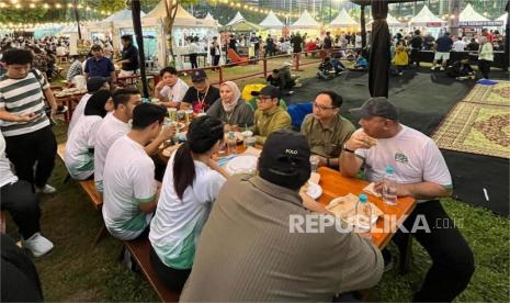 Menteri Koordinator Bidang Pemberdayaan Masyarakat (Menko PM) Abdul Muhaimin Iskandar alias Cak Imin melakukan kunjungan ke Sundown Markette di kawasan Gelora Bung Karno (GBK), Jakarta Pusat, Ahad (16/3/2025).