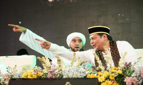 Menteri Koordinator Bidang Perekonomian Airlangga Hartarto (kanan) bersama Habib Syech Bin Abdul Qodir Assegaf (kiri) saat menghadiri Dzikir dan Shalawat dalam rangka Haul Kiai Ageng Gribig di Jatinom, Klaten, Jawa Tengah, Kamis (15/9/2022). 