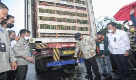 Menteri Koordinator Bidang Perekonomian Airlangga Hartarto (Bertopi) didampingi Menteri Pertanian RI Syahrul Yasin Limpo (Ketiga dari kiri) dan Direktur Hubungan Kelembagaan BNI Sis Apik Wijayanto (Berkemeja putih kanan) melepas ekspor Florikultura dan benih sayuran dari 25 perusahaan eksportir ke 28 negara. Acara pelepasan ekspor ini dilaksanakan di Jungle Fest, Bogor, Jawa Barat, pada 6 Mei 2021. Ini merupakan komitmen pemerintah dalam mendukung program ekspor komoditas florikultura dan hortikultura dengan dukungan pemerintah daerah dan BNI.