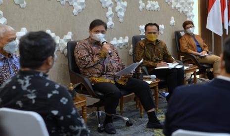 Menteri Koordinator Bidang Perekonomian Airlangga Hartarto beserta jajaran menerima audiensi para musisi Indonesia di Loka Kretagama Kementerian Koordinator Bidang Perekonomian.