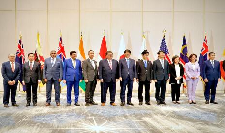 Menteri Koordinator Bidang Perekonomian Airlangga Hartarto beserta perwakilan negara-negara yang tergabung dalam IPEF, saat peluncuran di Los Angeles, Amerika Serikat, Jumat (9/9/2022).