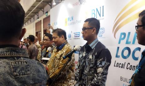 Menteri Koordinator Bidang Perekonomian, Airlangga Hartarto dan Direktur Utama PLN Darmawan Prasodjo dalam pameran bertajuk PLN Local Content Movement for The Nation (Locomotion) 2022 di Jakarta Convention Center (JCC), Jakarta, Rabu (23/11).