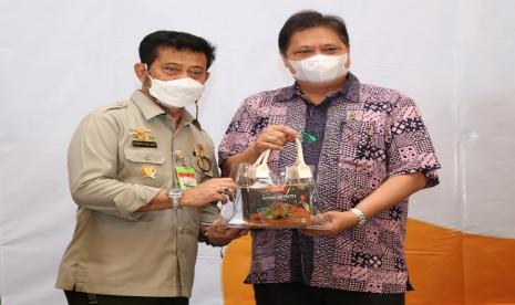 Menteri Koordinator Bidang Perekonomian Airlangga Hartarto dan Menteri Pertanian Syahrul Yasin Limpo saat menghadiri kegiatan Silaturahmi Peternak dan Kampanye Konsumsi Ayam dan Telur 2021, di IPB Internasional Convention Center, Bogor, pada Kamis (3/6) siang. 