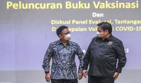 Menteri Koordinator Bidang Perekonomian Airlangga Hartarto (kanan) berbincang dengan Menteri Kesehatan Budi Gunadi Sadikin (kiri) saat mengikuti peluncuran buku Vaksinasi COVID-19 di Kantor Kemenko Perekonomian, Jakarta, Kamis (11/8/2022). Menko Bidang Perekonomian Airlangga Hartarto meluncurkan buku terkait penanganan dan vaksinasi COVID-19 yang merekam berbagai kebijakan pemerintah selama lebih dari dua tahun pandemi COVID-19 di Indonesia. 