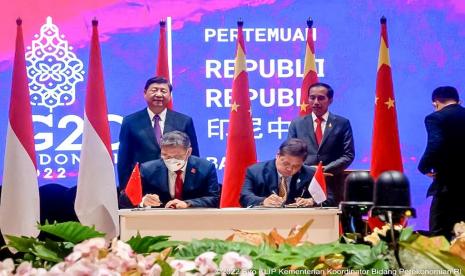 Menteri Koordinator Bidang Perekonomian Airlangga Hartarto (kanan) menandatangani MoU Kerja Sama Ekonomi Digital dengan Menteri Perdagangan Tiongkok Wang Wentao (kiri) disasikan Presiden RI Jokowi dan Presiden Tiongkok Xi Jinping, di Bali, Rabu (16/11/2022).