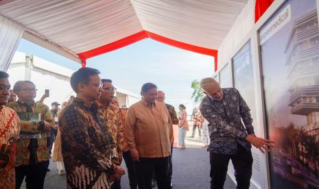 Menteri Koordinator Bidang Perekonomian Airlangga Hartarto (kedua kanan) saat menghadiri project Inauguration and Soil Turning Ceremony Aspen Medical-Sanusa Medika Hospital di Shila at Sawangan, Depok, dalam keterangan, Selasa (20/6/2023). 