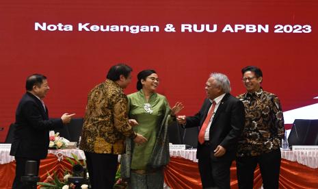 Menteri Koordinator Bidang Perekonomian Airlangga Hartarto (kedua kiri) berbincang dengan Menteri Keuangan Sri Mulyani (tengah), Menteri PUPR Basuki Hadimuljono (kedua kanan), Menteri PPN/Kepala Bappenas Suharso Monoarfa (kiri), dan Menteri Kesehatan Budi Gunadi Sadikin (kanan) usai konferensi pers terkait nota keuangan dan Rancangan Anggaran Pendapatan dan Belanja Negara (RAPBN) 2023 di Jakarta, Selasa (16/8/2022). Pemerintah mematok belanja negara dalam RAPBN 2023 sebesar Rp3.041,7 triliun, di antaranya belanja pemerintah pusat sebesar Rp2.230 triliun dan transfer ke daerah sebesar Rp811,7 triliun.