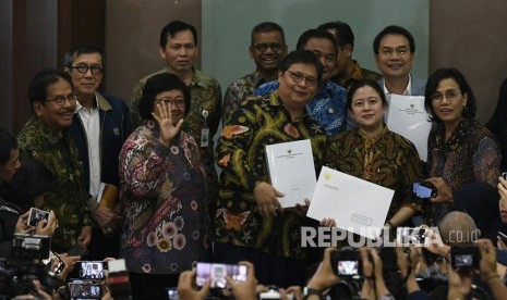 Menteri Koordinator Bidang Perekonomian Airlangga Hartarto (kelima kiri) didampingi Menteri BPN Sofyan Djalil (kiri), Menkum HAM Yasonna Laoly (kedua kiri), Menteri Lingkungan Hidup dan Kehutanan Siti Nurbaya (ketiga kiri), Menteri Keuangan Sri Mulyani (kanan) menyerahkan surat presiden (surpres) tentang Rancangan Undang-undang (RUU) Cipta Kerja kepada pimpinan DPR Puan Maharani (ketiga kanan), Aziz Syamsuddin (kedua kiri) dan Rachmat Gobel (tengah) di Kompleks Parlemen Senayan, Jakarta, Rabu (12/2/2020). Menteri Koordinator Bidang Perekonomian Airlangga Hartarto menyebutkan UU Cipta Kerja bakal mendongkrak pendapatan per kapita warga Indonesia.