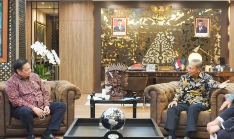 Menteri Koordinator Bidang Perekonomian Airlangga Hartarto (kiri) bersama Member of Board of Directors Japan Overseas Infrastructure Investment Corporation for Transport and Urban Development (JOIN) Mr. Takuma Hatano (kanan), di Kantor Kemenko Perekonomian, Kamis (21/7/2022). 