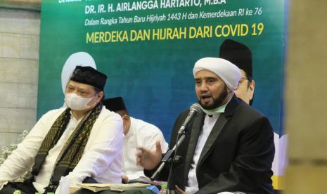 Menteri Koordinator Bidang Perekonomian Airlangga Hartarto (kiri) bersama Pimpinan Majelis Ahbabul Musthafa Solo, Jawa Tengah, Habib Syech Bin Abdul Qodir Assegaf (kanan) saat acara Indonesia Bersholawat di Solo, Jawa Tengah, Sabtu (14/8). 