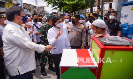 Menko Perekonomian Airlangga Hartarto (kiri) didampingi Menkeu Sri Mulyani Indrawati berbincang dengan pedagang kaki lima usai memberikan Bantuan Tunai PKL-Warung di Medan Kota, Sumatera Utara, Kamis (9/9/2021). Pemerintah menyalurkan bantuan sosial berupa uang tunai sebesar Rp1,2 juta kepada pelaku UMKM termasuk Pedagang Kaki Lima (PKL) se-Indonesia demi meringankan beban mereka selama masa pandemi dan PPKM.