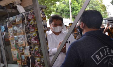 Menteri Koordinator Bidang Perekonomian Airlangga Hartarto (kiri) saat berbincang dengan pedagang kaki lima disela penyaluran bantuan di Kota Mataram, Nusa Tenggara Barat (NTB), Kamis (14/10).