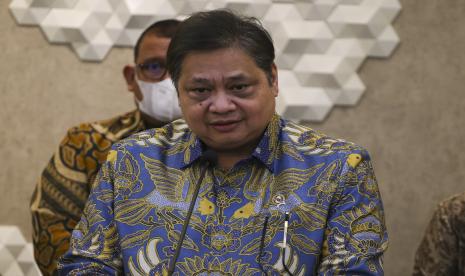 Menteri Koordinator Bidang Perekonomian, Airlangga Hartarto memberikan keterangan pers terkait pengendalian inflasi di daerah di Jakarta, Kamis (1/9/2022). Dalam keterangan pers tersebut Airlangga meminta gubernur dan wali kota untuk menurunkan angka inflasi di bawah 5 persen. 