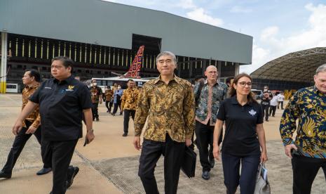 Menteri Koordinator Bidang Perekonomian Airlangga Hartarto mengajak Duta Besar Amerika Serikat Sung Y Kim dan Duta Besar Kanada Nadia Burger melihat peluang investasi di Batam, Kepulauan Riau, Jumat (4/11/2022).