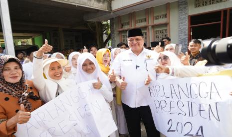 Menteri Koordinator Bidang Perekonomian Airlangga Hartarto saat berfoto bersama dengan emak-emak di Desa Liunggunung, Kecamatan Plered, Purwakarta, Jawa Barat, Rabu (5/4/2023).