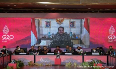 Menteri Koordinator Bidang Perekonomian Airlangga Hartarto saat memberikan opening remarks secara virtual pada Pertemuan Sherpa ke-2, di Labuan Bajo, Ahad (10/7/2022). Menteri Koordinator (Menko) Koordinator Bidang Perekonomian Airlangga Hartarto menyebutkan perdagangan ekonomi digital pada 2021 mencapai Rp 401 triliun.  