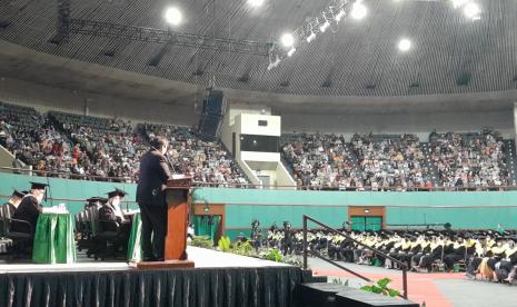 Menteri Koordinator Bidang Perekonomian Airlangga Hartarto saat memberikan sambutan sekaligus pembekalan terhadap 1.784 wisudawan Pascasarjana, Sarjana, dan Profesi Universitas Nasional di Jakarta Convention Center (JCC), Ahad (19/6/2022). 