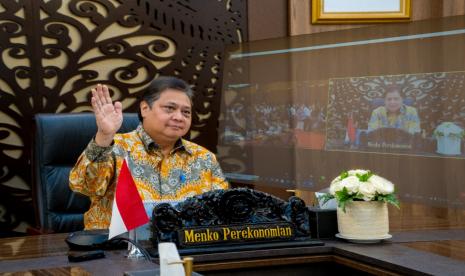 Menteri Koordinator Bidang Perekonomian Airlangga Hartarto saat memberikan sambutan secara virtual dalam Temu Alumni Program Kartu Prakerja yang digelar di Madiun, Jawa Timur, Senin (5/9/2022). 