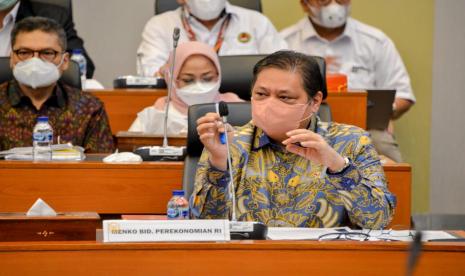 Punya Tiket Capres, Airlangga Dinilai Bisa Berpasangan dengan Elektabilitas Tinggi. Foto: Menteri Koordinator Bidang Perekonomian Airlangga Hartarto saat mengikuti rapat kerja dengan DPR, Senin (6/6/2022).