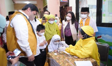 Menteri Koordinator Bidang Perekonomian Airlangga Hartarto saat meninjau kegiatan vaksinasi anak di SDN 05 Kemanggisan, Jakarta Barat, Jumat (31/12).