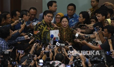 Menteri Koordinator Bidang Perekonomian Airlangga Hartarto (tengah) menyerahkan surat presiden (surpres) tentang Rancangan Undang-undang (RUU) Cipta Kerja kepada pimpinan DPR Puan Maharani di Kompleks Parlemen Senayan, Jakarta, Rabu (12/2/2020).