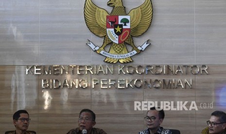 Menteri Koordinator Bidang Perekonomian Darmin Nasution (kedua kiri) didampingi Sekretaris Kementerian Koordinator Bidang Perekonomian Susiwijono (kedua kanan), Deputi Bidang Koordinasi Ekonomi Makro dan Keuangan Iskandar Simorangkir (kanan) dan Staf ahli bidang Pembangunan Daerah Kemenko Perekonomian Bobby Hamzar Rafinus (kiri), menyampaikan keterangan terkait dampak ekonomi mudik dan peringkat IMD World Competitiveness Ranking 2019 di Jakarta, Jumat (31/5/19).