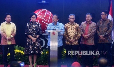 Menteri Koordinator Bidang Perekonomian Darmin Nasution (ketiga kiri) didampingi Menteri Keuangan Sri Mulyani (kedua kiri), Deputi Gubernur Senior Bank Indonesia (BI) Mirza Adityaswara (kiri), Direktur Utama Bursa Efek Indonesia Inarno Djajadi (kanan), Ketua Otoritas Jasa Keuangan (OJK) Wimboh Santoso (ketiga kanan) dan Kepala Eksekutif Pengawas Pasar Modal OJK, Hoesen memberikan sambutan saat pembukan perdagangan 2019 di Bursa Efek Indonesia, Jakarta, Rabu (2/1/2019).