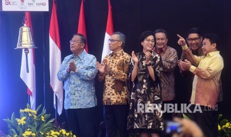 Menteri Koordinator Bidang Perekonomian Darmin Nasution (kiri) didampingi Menteri Keuangan Sri Mulyani (ketiga kiri), Deputi Gubernur Senior Bank Indonesia (BI) Mirza Adityaswara (kanan), Direktur Utama Bursa Efek Indonesia Inarno Djajadi (kedua kanan), Ketua Otoritas Jasa Keuangan (OJK) Wimboh Santoso (kedua kiri) dan Kepala Eksekutif Pengawas Pasar Modal OJK Hoesen (ketiga kanan) bertepuk tangan usai membuka perdagangan saham 2019 di Bursa Efek Indonesia, Jakarta, Rabu (2/1/2019). 