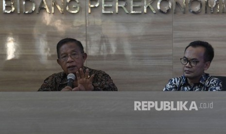 Menteri Koordinator Bidang Perekonomian Darmin Nasution (kiri)