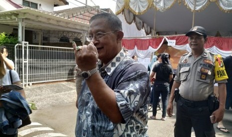 Menteri Koordinator Bidang Perekonomian Darmin Nasution menggunakan hak pilihnya di TPS 20 Kelurahan Pancoran, Pancoran, Jakarta Selatan, Rabu (17/4). 