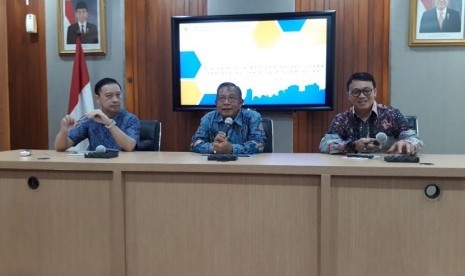 Menteri Koordinator Bidang Perekonomian Darmin Nasution (tengah) bersama Kepala Badan Koordinasi Penanaman Modal (BKPM) Thomas Lembong menjelaskan Online Single Submission (OSS) di Gedung Kemenko Perekonomian, Jumat (25/5).