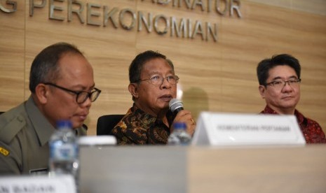 Menteri Koordinator Bidang Perekonomian Darmin Nasution (tengah) dalam konferensi pers di Kantor Kemenko Perekonomian, Jakarta, Senin (25/2). Darmin menyebutkan tiga komitmen pemerintah untuk memperbaiki harga karet alam. 