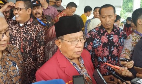 Menteri Koordinator Bidang Perekonomian, Darmin Nasution (tengah) 