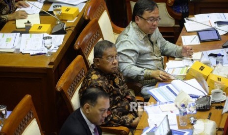 Menteri Koordinator Bidang Perekonomian Darmin Nasution (tengah), Kepala Bappenas Bambang Brodjonegoro (kanan), Gubernur BI Agus Martowardojo (kiri) mengikuti rapat kerja (raker) bersama Komisi XI Dewan Perwakilan Rakyat (DPR) di Kompleks Parlemen, Senayan, Jakarta, Senin (10/7).