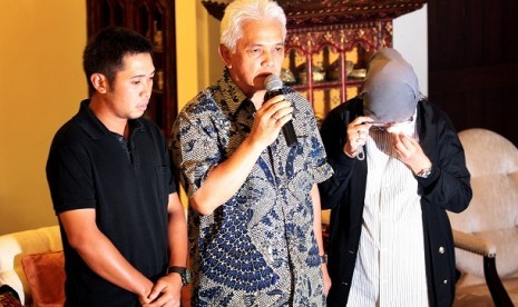 Menteri Koordinator Bidang Perekonomian Hatta Rajasa (tengah) bersama istrinya Okke Rajasa (kanan) memberikan keterangan terkait kecelakaan yang dialami oleh putranya Muhammad Rasyid Amirullah Rajasa di kediamannya, Jakarta, Selasa (1/1) malam.