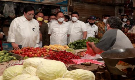 Menteri Koordinator Bidang Perekonomian RI Airlangga Hartarto meninjau secara langsung operasi pasar di Pasar Cileungsi, Kabupaten Bogor, Rabu (29/12). Operasi pasar merupakan bagian dari upaya pemerintah dalam melakukan stabilisasi harga guna menurunkan harga beberapa bahan pangan yang mengalami tren kenaikan dalam menjelang akhir tahun.