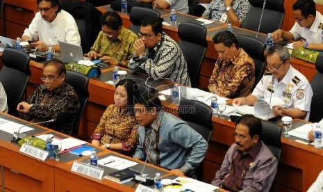 Menteri Koordinator Bidang Perekonomian Sofyan Djalil (kanan), Menteri Koordinator Bidang Politik, Hukum dan Keamanan Tedjo Edhi Purdijatno (kedua kanan), Menteri Koordinator Bidang Pembangunan Manusia Puan Maharani (kedua kiri), dan Menteri Koordinator Ke