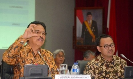 Menteri Koordinator Bidang Perekonomian Sofyan Djalil (kiri).