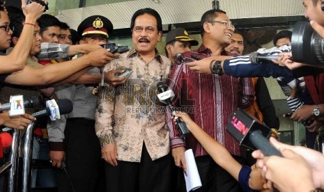 Menteri Koordinator bidang Perekonomian Sofyan Djalil (kiri) serta Menteri Perindustrian Saleh Husin (kanan) menjawab pertanyaan wartawan usai melakukan diskusi dengan pimpinan KPK di Gedung KPK, Jakarta, Kamis (19/3).