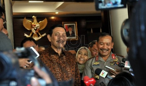  Menko Polhukam Luhut Binsar Pandjaitan bersama Kapolri, Jenderal Pol Badrodin Haiti, usai melakukan rapat tertutup  di kantor Kemenpolhukam, Jakarta, Kamis (3/9). (Republika/Rakhmawaty La’lang)